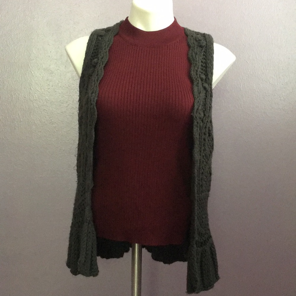 Size S knitted sleeveless cardigan vest